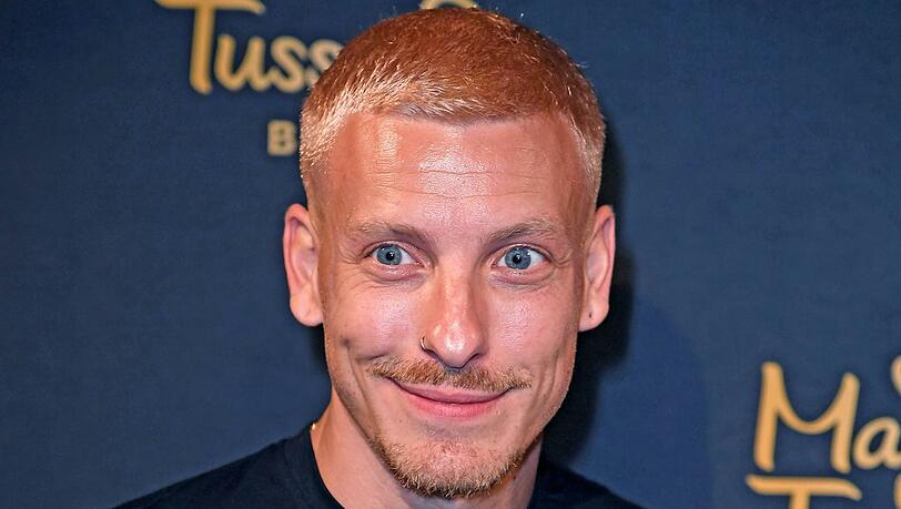Felix Lobrecht arbeitet seit einem Jahr daran, sich als Techno-DJ und -Produzent Azzel 447 einen Namen zu machen. Felix Lobrecht arbeitet seit einem Jahr daran, sich als Techno-DJ und -Produzent Azzel 447 einen Namen zu machen.