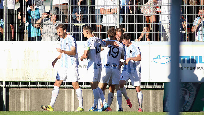 Die Löwen feierten am Freitagabend einen 3:0-Sieg beim bisherigen Tabellenführer FC Memmingen. Die Löwen feierten am Freitagabend einen 3:0-Sieg beim bisherigen Tabellenführer FC Memmingen.