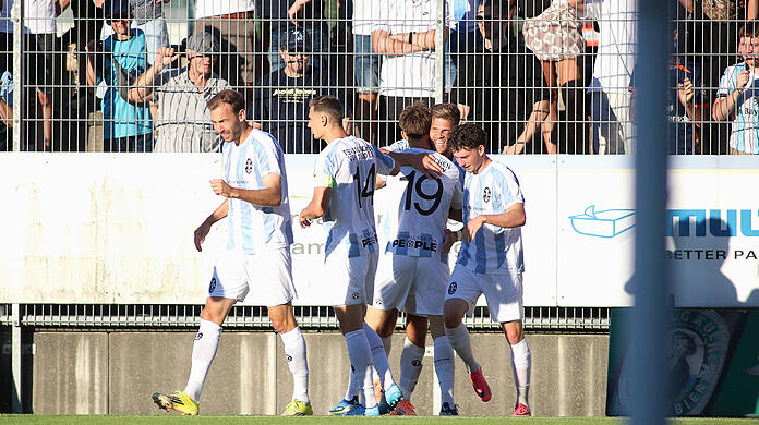 Die L&ouml;wen feierten am Freitagabend einen 3:0-Sieg beim bisherigen Tabellenf&uuml;hrer FC Memmingen.