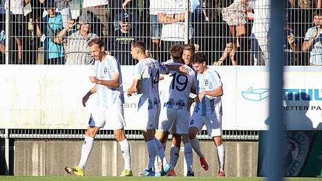 Die L&ouml;wen feierten am Freitagabend einen 3:0-Sieg beim bisherigen Tabellenf&uuml;hrer FC Memmingen.