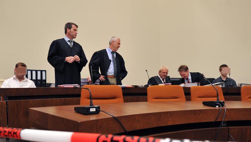 Im Gerichtssaal: Die beiden Angeklagten Markus S. und Sebastian L. mit ihren Anwälten Im Gerichtssaal: Die beiden Angeklagten Markus S. und Sebastian L. mit ihren Anwälten
