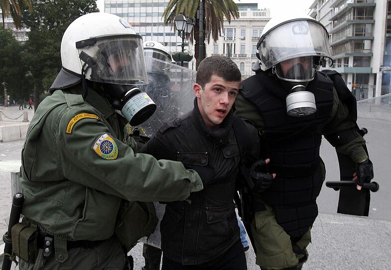 Brennende Geschäfte und Dutzende Verletzte: Stundenlange Krawalle begleiten in Athen die entscheidende Parlamentsdebatte. Immer wieder kam es jüngst zu Ausschreitungen. Die Bilder der vergangenen Tage aus Athen.