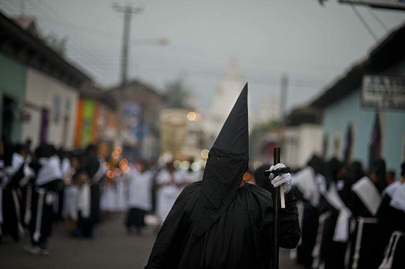 In der Nähe von San Salvador ziehen Bruderschaften durch die Straßen.