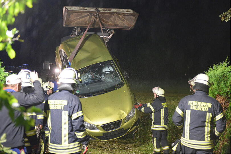 Der Wagen krachte in eine Hausmauer, der Fahrer wurde schwer verletzt. Die Bilder vom Unfallort.