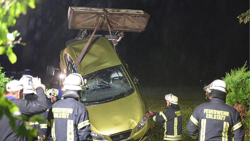 Der Wagen krachte in eine Hausmauer, der Fahrer wurde schwer verletzt. Die Bilder vom Unfallort.