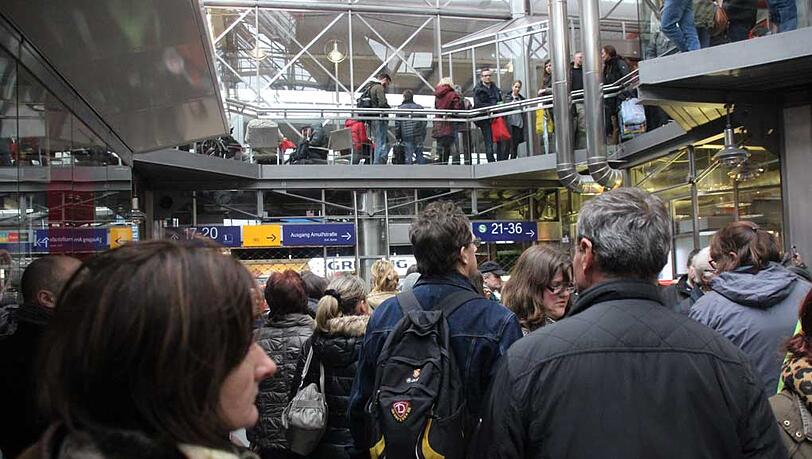 Der Hauptbahnhof in München wurde evakuiert, der Schalterbereich ist abgeriegelt, der Fernverkehr komplett eingestellt. Viele Reisende müssen sich eine Notunterkunft suchen. Die Bilder. Der Hauptbahnhof in München wurde evakuiert, der Schalterbereich ist abgeriegelt, der Fernverkehr komplett eingestellt. Viele Reisende müssen sich eine Notunterkunft suchen. Die Bilder.
