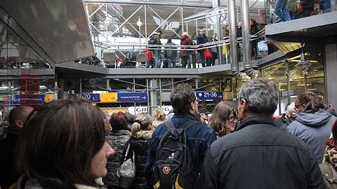 Der Hauptbahnhof in München wurde evakuiert, der Schalterbereich ist abgeriegelt, der Fernverkehr komplett eingestellt. Viele Reisende müssen sich eine Notunterkunft suchen. Die Bilder.