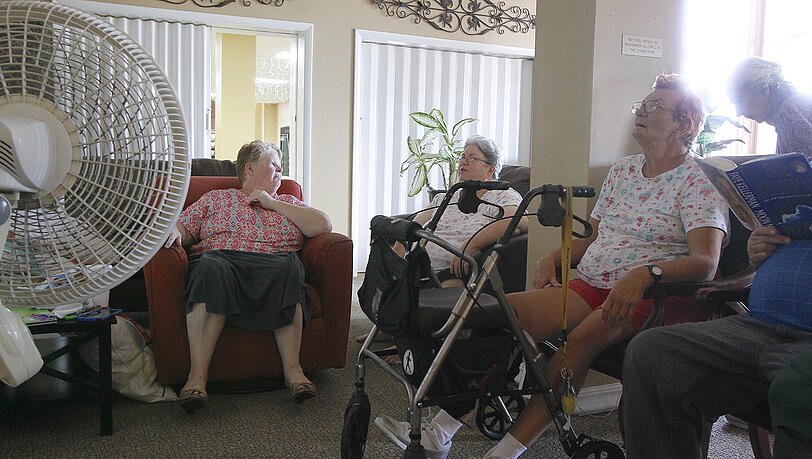 Die Hitze nach dem Sturm ist für viele unerträglich: Bewohner des Seniorenwohnheims Prospect Towers in Clearwater, Florida in einem Gemeinschaftsraum vor Ventilatoren.