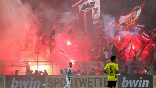 Zündeln beim BVB: Fans, wohl Ultras, des FC Bayern beim BVB.