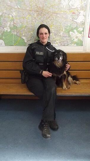 Die Diensthundeführerin der Bundespolizei mit Hund Kenai.