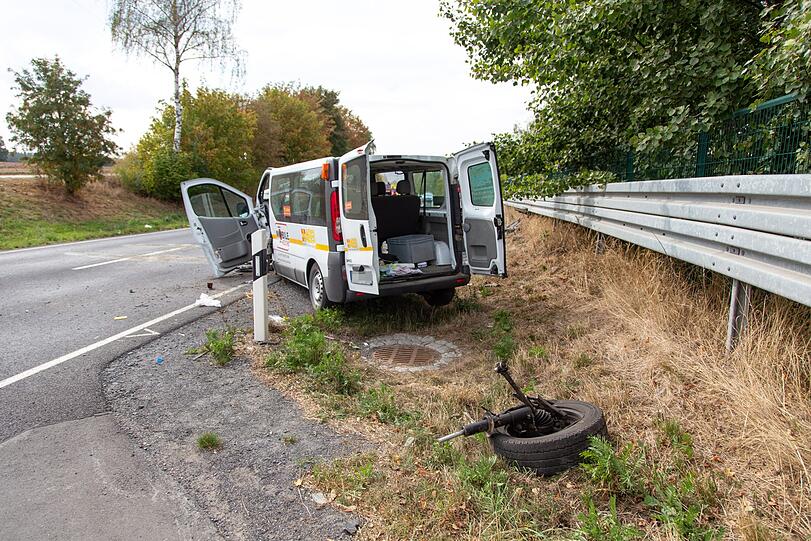 Schlimmer Unfall bei Coburg: Ein Schulbus ist dabei in den Gegenverkehr gerast - fünf Schulkinder wurden dabei schwer verletzt.