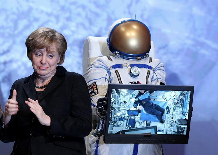 Vielleicht kann E.T. bald nach Hause videotelephonieren... Bundeskanzlerin Angela Merkel zeigte sich jedenfalls schwer beeindruckt, als sie mit niederländischen Astronauten auf der ISS verbunden wurde.