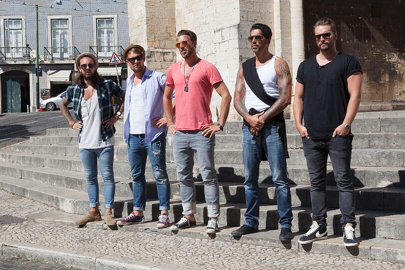 Tim, Manuel, Thomas R., Aurelio und Andreas warten auf die Bachelorette in Lissabon.