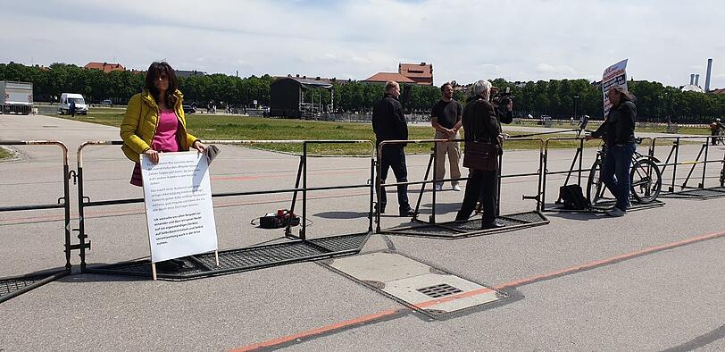 Erste Demonstranten brachten sich gegen 14 Uhr in Stellung.