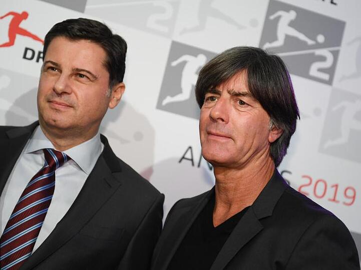 Joachim Löw (r), Bundestrainer wird von Christian Seifert, DFL-Geschäftsführer, begrüßt. Foto: Arne Dedert