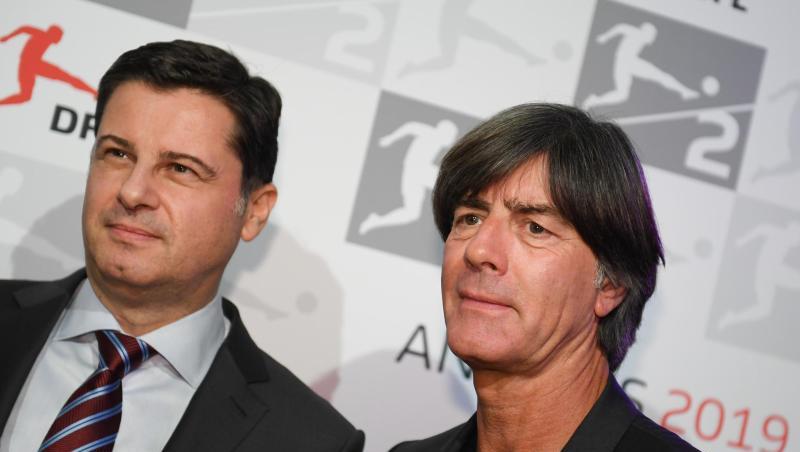 Joachim Löw (r), Bundestrainer wird von Christian Seifert, DFL-Geschäftsführer, begrüßt. Foto: Arne Dedert Joachim Löw (r), Bundestrainer wird von Christian Seifert, DFL-Geschäftsführer, begrüßt. Foto: Arne Dedert