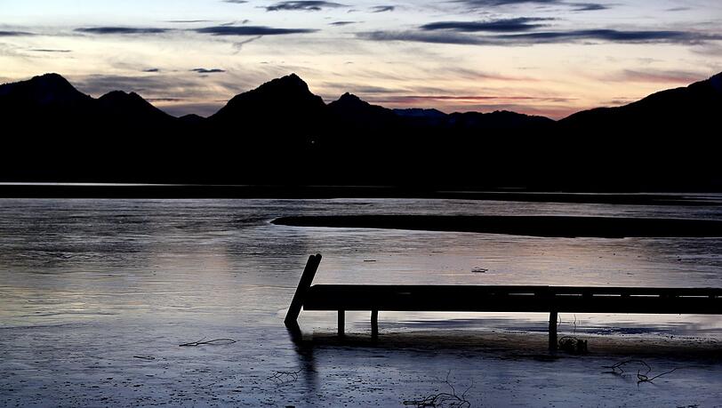 Der Hopfensee nördlich von Füssen ist schon teilweise zugefroren. Betreten werden darf er aber nicht.