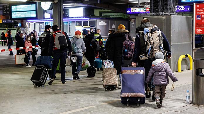 Zahlreiche Flüchtlinge aus der Ukraine gehen nach ihrer Ankunft aus der Ukraine zur Registrierung am Münchner Hauptbahnhof.