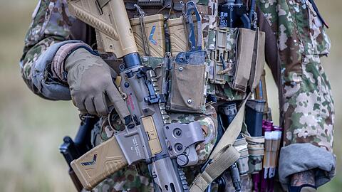 Soldaten des Kommando Spezialkräfte der Bundeswehr trainieren bei einem Übungsszenario in Neubrandenburg die Befreiung von Geiseln.