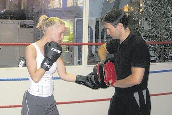 Der Sport hat wieder Priorität: Cindy Metz (21), hier mit Trainer Mladen Steko, tritt am 27. September um die Kickbox-EM an. Foto: ho