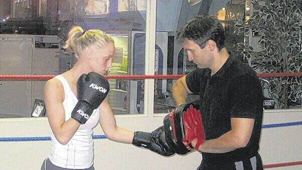 Der Sport hat wieder Priorität: Cindy Metz (21), hier mit Trainer Mladen Steko, tritt am 27. September um die Kickbox-EM an. Foto: ho Der Sport hat wieder Priorität: Cindy Metz (21), hier mit Trainer Mladen Steko, tritt am 27. September um die Kickbox-EM an. Foto: ho