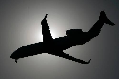 Ein Flugzeug im Sinkflug auf den Flughafen München.