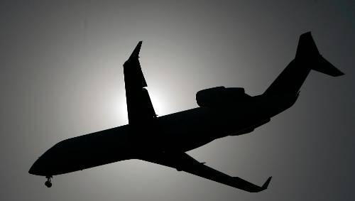 Ein Flugzeug im Sinkflug auf den Flughafen München. Ein Flugzeug im Sinkflug auf den Flughafen München.