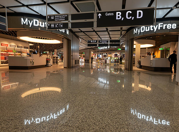 Der DutyFree-Bereich im neuen Erweiterungsbau am Münchner Flughafen. Hier können Fluggäste bei bekannten Marken wie FC Bayern, Boss oder Breitlang einkaufen. Der DutyFree-Bereich im neuen Erweiterungsbau am Münchner Flughafen. Hier können Fluggäste bei bekannten Marken wie FC Bayern, Boss oder Breitlang einkaufen.