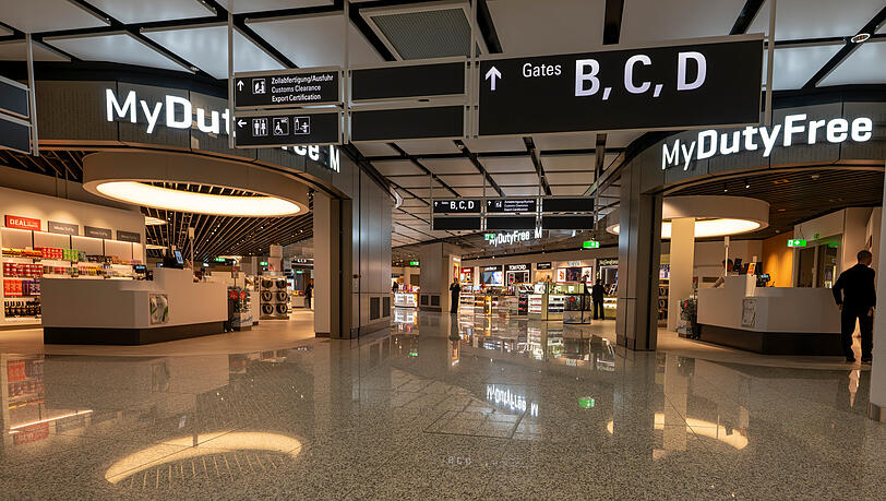 Der DutyFree-Bereich im neuen Erweiterungsbau am Münchner Flughafen. Hier können Fluggäste bei bekannten Marken wie FC Bayern, Boss oder Breitlang einkaufen. Der DutyFree-Bereich im neuen Erweiterungsbau am Münchner Flughafen. Hier können Fluggäste bei bekannten Marken wie FC Bayern, Boss oder Breitlang einkaufen.