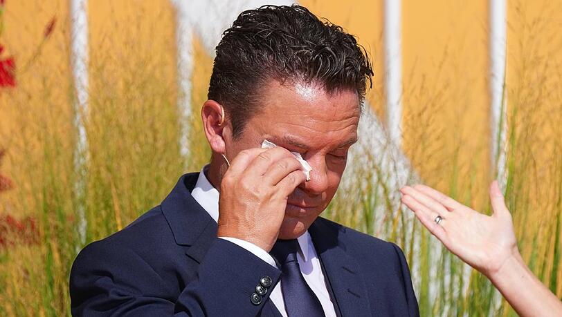 Stefan Mross, hier sichtlich emotional während der letzten Sendung, wird künftig nicht mehr durch "Immer wieder sonntags" führen. Stefan Mross, hier sichtlich emotional während der letzten Sendung, wird künftig nicht mehr durch "Immer wieder sonntags" führen.