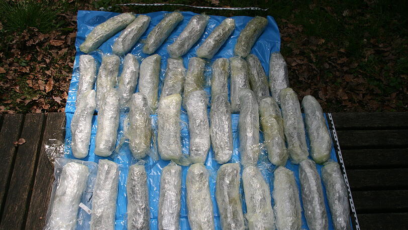 Die sichergestellten Marihuana-Päckchen. Die sichergestellten Marihuana-Päckchen.