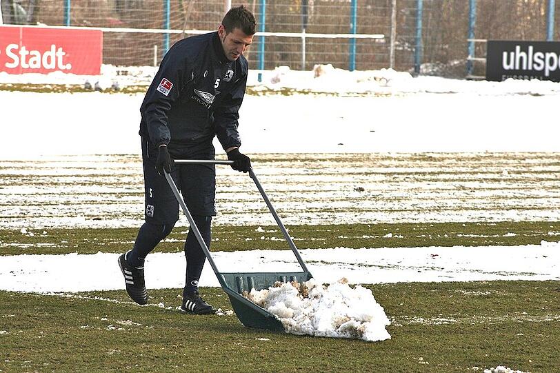 Tauwetter bei den Löwen: Am Donnerstag mussten die Sechzger an die Schneeschippe, bevor es ins Training ging. Schaufeln für den Erfolg - die Bilder von der Grünwalder.