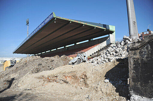 Die Bauarbeiten am Gründwalder Stadion in der Bilderstrecke.