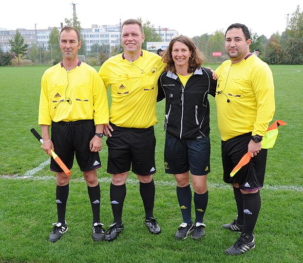 Souveränes Gespann (v.l.): Linienrichter Heiko Mundry, Schiedsrichter Jürgen Fries, Kathrin Lehmann (ehemalige Champions-League-Siegerin) und Linienrichter Taner Güven, Stadionsprecher der türkischen Nationalelf.