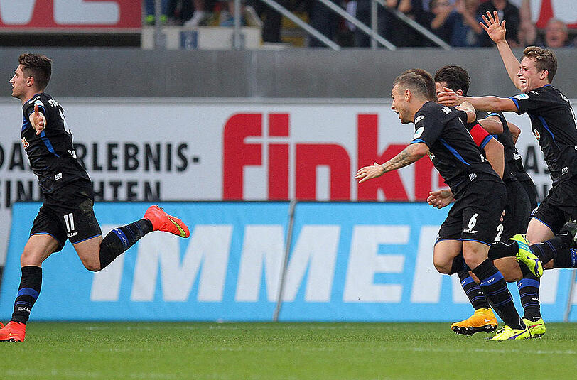Auf und davon: Moritz Stoppelkamp jubelt nach seinem 82-Meter-Weitschuss zum 2:0 für Paderborn gegen Hannover 96.