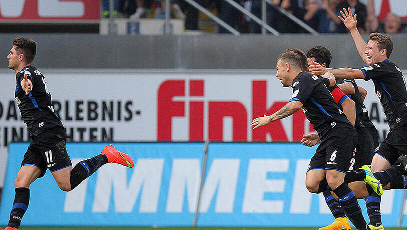 Auf und davon: Moritz Stoppelkamp jubelt nach seinem 82-Meter-Weitschuss zum 2:0 für Paderborn gegen Hannover 96. Auf und davon: Moritz Stoppelkamp jubelt nach seinem 82-Meter-Weitschuss zum 2:0 für Paderborn gegen Hannover 96.
