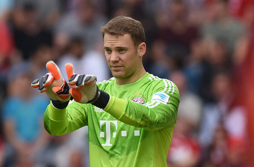 MANUEL NEUER - NOTE 3 - Spielte obwohl angeschlagen mit leichten Sprunggelenkproblemen, aber auf der Bank saß nicht Reina (gesperrt), nicht Starke (Reha), sondern Viertliga-Keeper Lucic. Bei den Gegentreffern absolut machtlos, der Ball war zu platziert. Aufregung nach einer zu harten Attacke von Freiburgs Stürmer Guédé.  Bayern nun mit 18 Gegentoren, bleibt auf Liga-Rekordkurs (Bestwert aus der Spielzeit 2012/13: 18 Gegentreffer).
