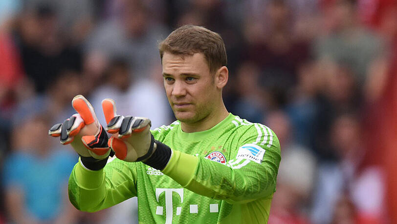 MANUEL NEUER - NOTE 3 - Spielte obwohl angeschlagen mit leichten Sprunggelenkproblemen, aber auf der Bank saß nicht Reina (gesperrt), nicht Starke (Reha), sondern Viertliga-Keeper Lucic. Bei den Gegentreffern absolut machtlos, der Ball war zu platziert. Aufregung nach einer zu harten Attacke von Freiburgs Stürmer Guédé. Bayern nun mit 18 Gegentoren, bleibt auf Liga-Rekordkurs (Bestwert aus der Spielzeit 2012/13: 18 Gegentreffer). MANUEL NEUER - NOTE 3 - Spielte obwohl angeschlagen mit leichten Sprunggelenkproblemen, aber auf der Bank saß nicht Reina (gesperrt), nicht Starke (Reha), sondern Viertliga-Keeper Lucic. Bei den Gegentreffern absolut machtlos, der Ball war zu platziert. Aufregung nach einer zu harten Attacke von Freiburgs Stürmer Guédé. Bayern nun mit 18 Gegentoren, bleibt auf Liga-Rekordkurs (Bestwert aus der Spielzeit 2012/13: 18 Gegentreffer).