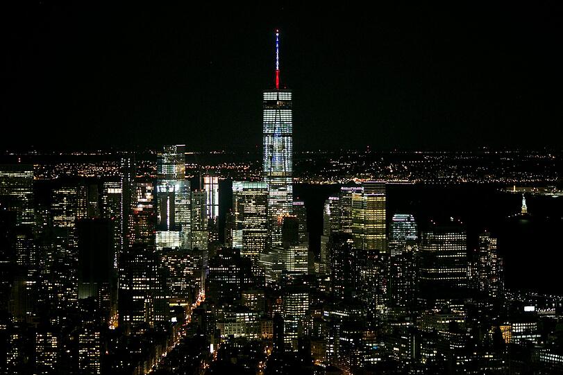 Die Antenne des Empire State Building in New York leuchtet in den Farben der Tricolore.