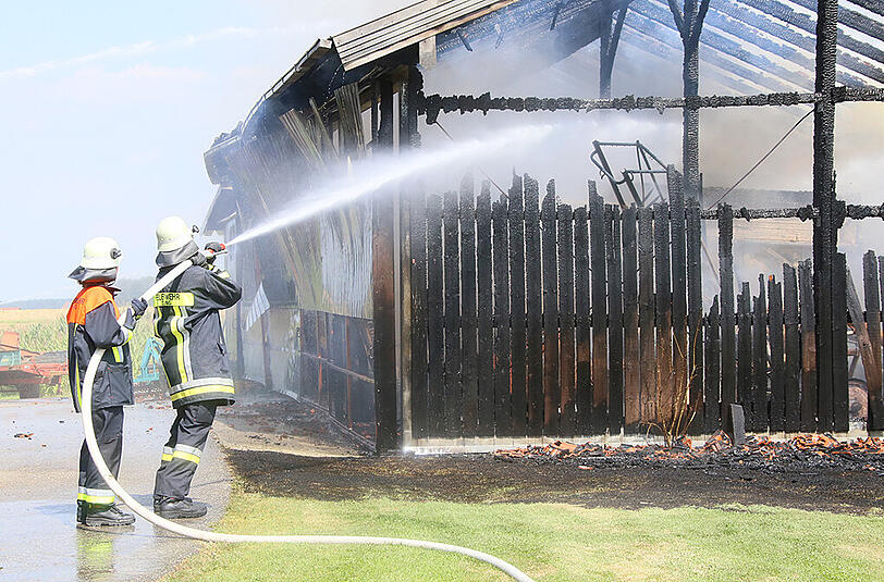In Höllthal (Lkr. Mühldorf am Inn) brannte eine Maschinenhalle komplett aus. Die Bilder.