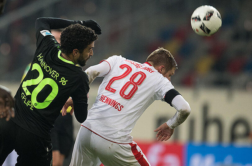 Düsseldorfs Rouwen Hennings (rechts) und Hannovers Felipe im Kampf um den Ball.