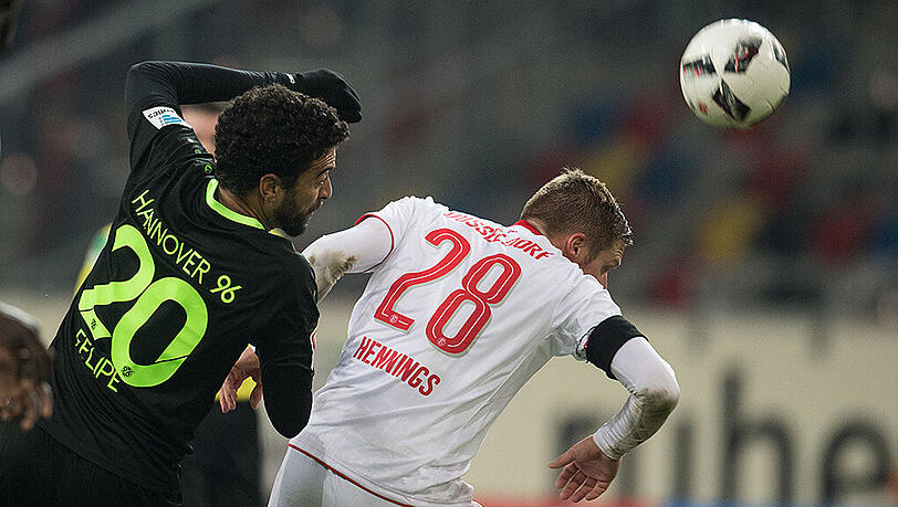 Düsseldorfs Rouwen Hennings (rechts) und Hannovers Felipe im Kampf um den Ball. Düsseldorfs Rouwen Hennings (rechts) und Hannovers Felipe im Kampf um den Ball.