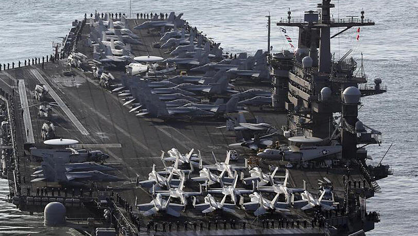 Der US-Flugzeugträger USS Carl Vinson im westlichen Pazifik. Die Spannungen nach Raketentests durch Nordkorea wachsen. Der US-Flugzeugträger USS Carl Vinson im westlichen Pazifik. Die Spannungen nach Raketentests durch Nordkorea wachsen.