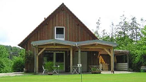 Das Clubhaus des Golfclubs Weiherhof bei Augsburg.