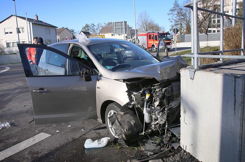 Ein Rentner hat am Mittwoch einen Kreisverkehr übersehen und dabei mehrere Verkehrsschilder umgefahren. Zwei Personen wurden schwer verletzt.