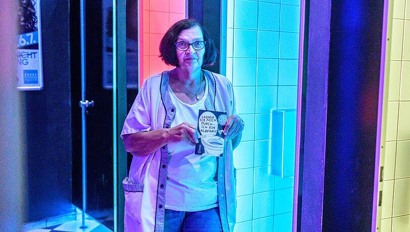 Toilettenfrau Helga Bauermann in der Disco "Stars" - über ihre Erlebnisse hat die 62-Jährige ein Buch geschrieben. Toilettenfrau Helga Bauermann in der Disco "Stars" - über ihre Erlebnisse hat die 62-Jährige ein Buch geschrieben.