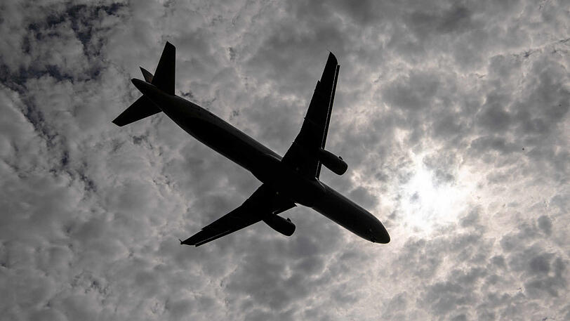 Das Ehepaar stieg bereits vor dem Abflug mit einem gehörigen Alkoholpegel ins Flugzeug. (Symbolbild)
