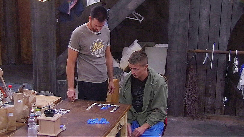 Vier gewinnt: Weil dem Wendler schrecklich langweilig ist, spielt er mit Aaron eine kleine Partie.
