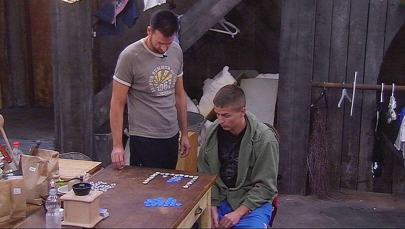 Vier gewinnt: Weil dem Wendler schrecklich langweilig ist, spielt er mit Aaron eine kleine Partie. Vier gewinnt: Weil dem Wendler schrecklich langweilig ist, spielt er mit Aaron eine kleine Partie.