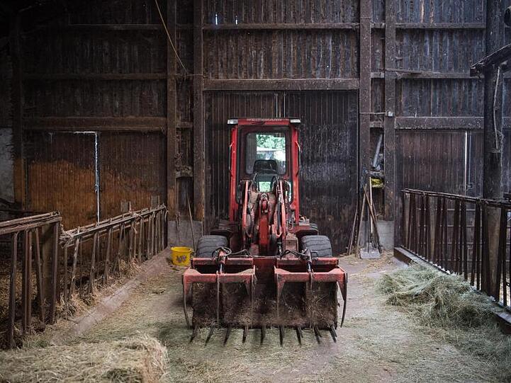 Ein Landwirtschaftsfahrzeug steht in einer Scheune. Foto: Arne Immanuel Bänsch/Archivbild